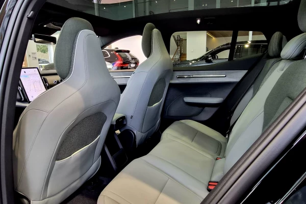 2026 Volvo EX30  Single Motor Extended Range Ultra SUV Image 12