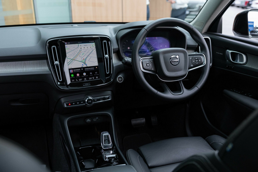 2025 MY26 Volvo XC40 XZ Ultra B4 Dark SUV Image 15