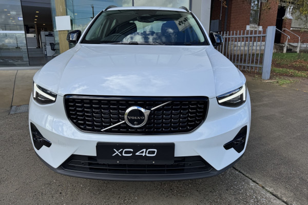 2026 Volvo XC40 XZ Ultra B4 Dark SUV Image 2