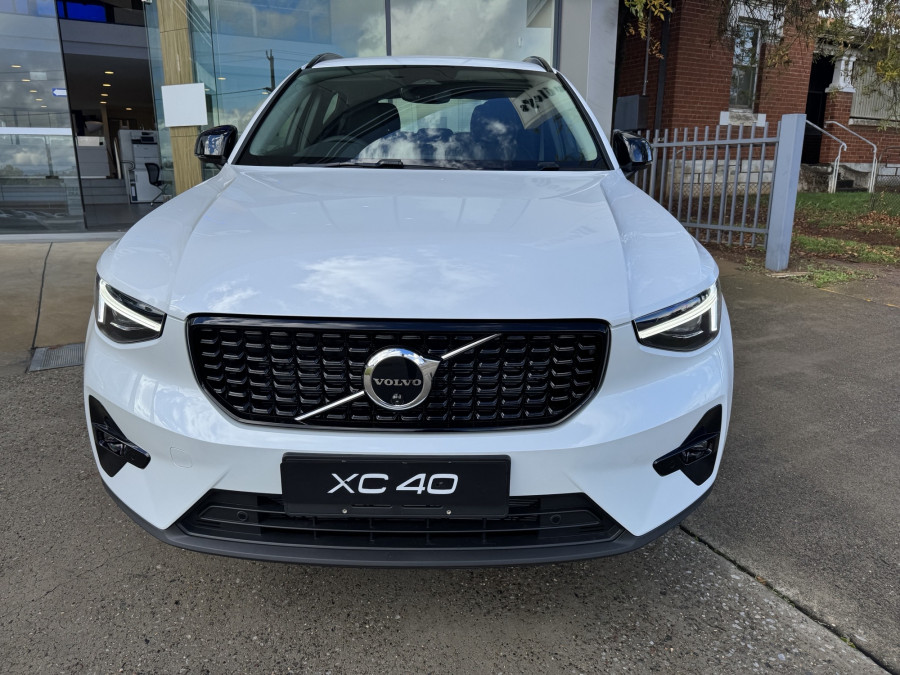 2026 Volvo XC40 XZ Ultra B4 Dark SUV Image 2