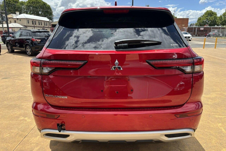 2024 Mitsubishi Outlander ZM LS SUV Image 6