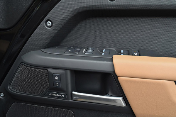 2025 MY26 Land Rover Defender L663 130 D350 X-Dynamic SE SUV image 17
