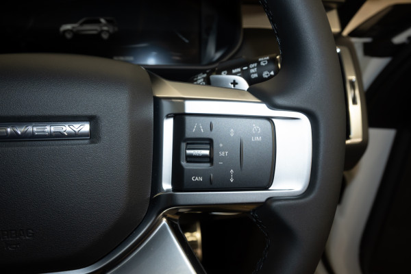 2026 Land Rover Discovery Series 5 D350 Dynamic SE SUV image 15