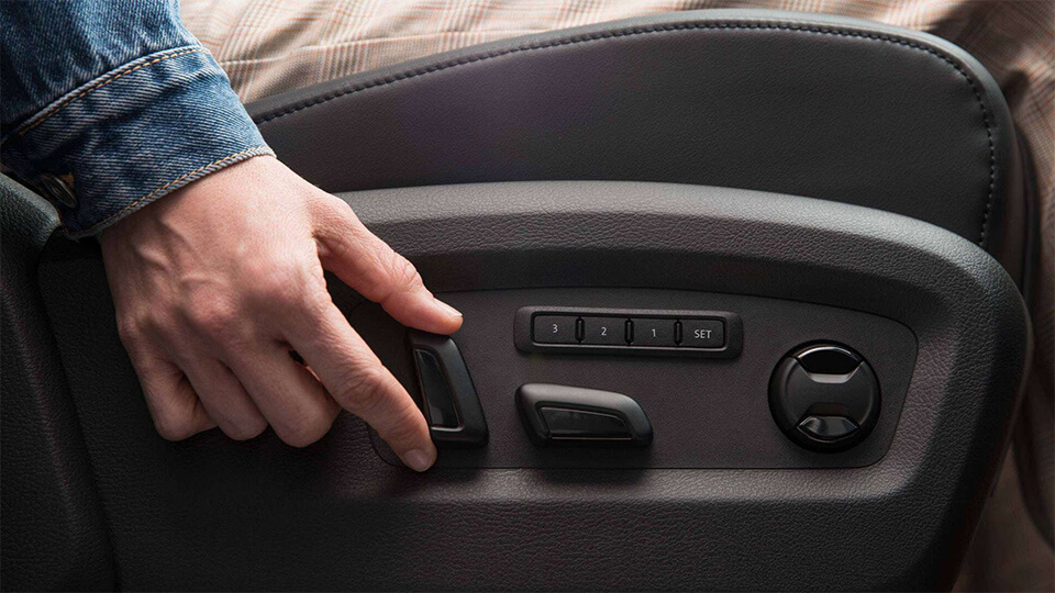 Well-adjusted electronic seats Image