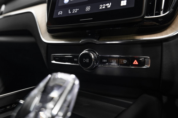 2025 Volvo XC60 UZ B5 Ultra Dark 2L Petrol AWD SUV Image 14
