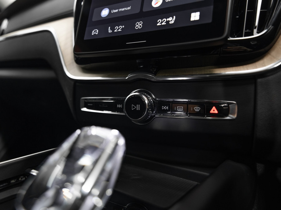 2025 Volvo XC60 UZ B5 Ultra Dark 2L Petrol AWD SUV Image 14
