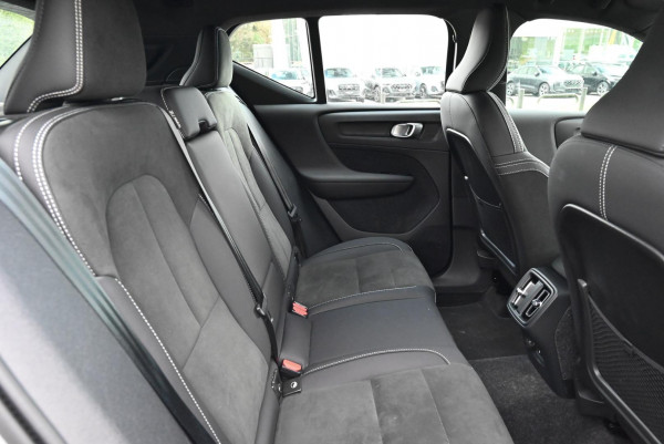 2025 Volvo XC40 XZ Ultra B4 Bright SUV image 12