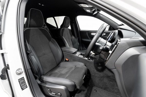 2025 Volvo XC40 XZ Ultra B4 Dark SUV Image 20