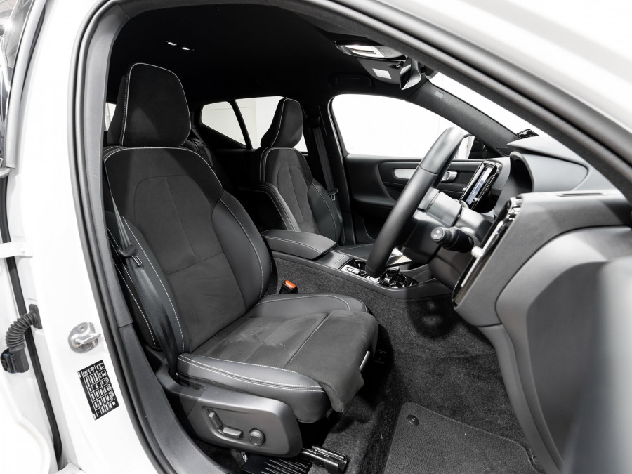 2025 Volvo XC40 XZ Ultra B4 Dark SUV Image 20