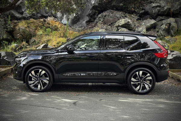 2025 Volvo XC40 XZ Ultra B4 Dark SUV Image 3