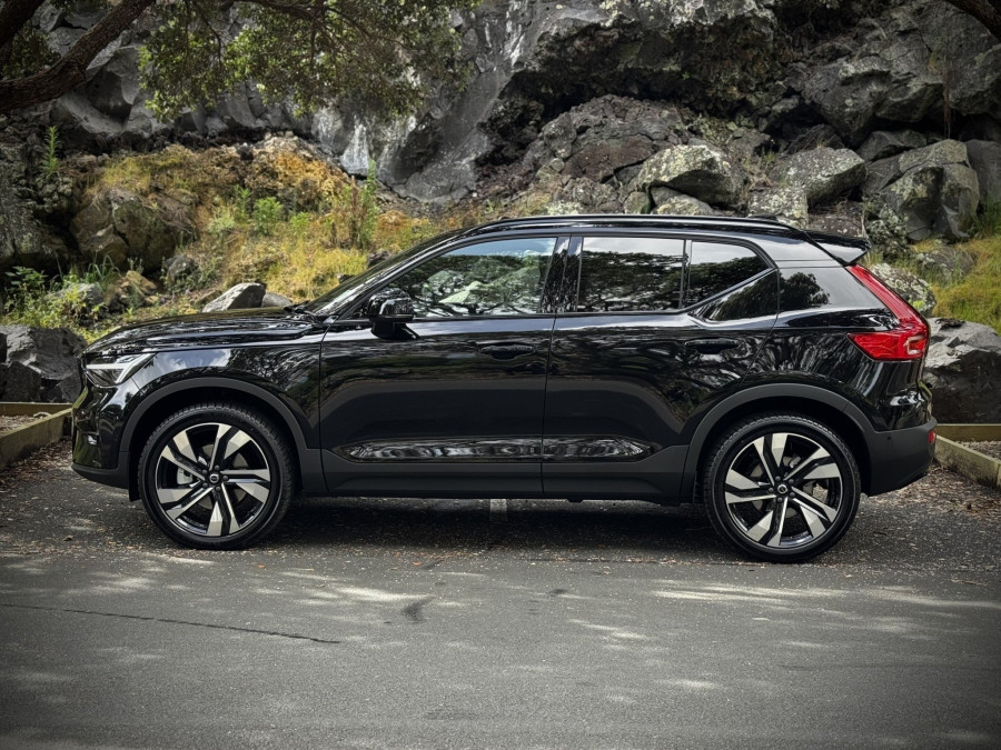 2025 Volvo XC40 XZ Ultra B4 Dark SUV Image 3