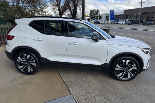 2026 Volvo XC40 XZ Ultra B4 Dark SUV Image 4