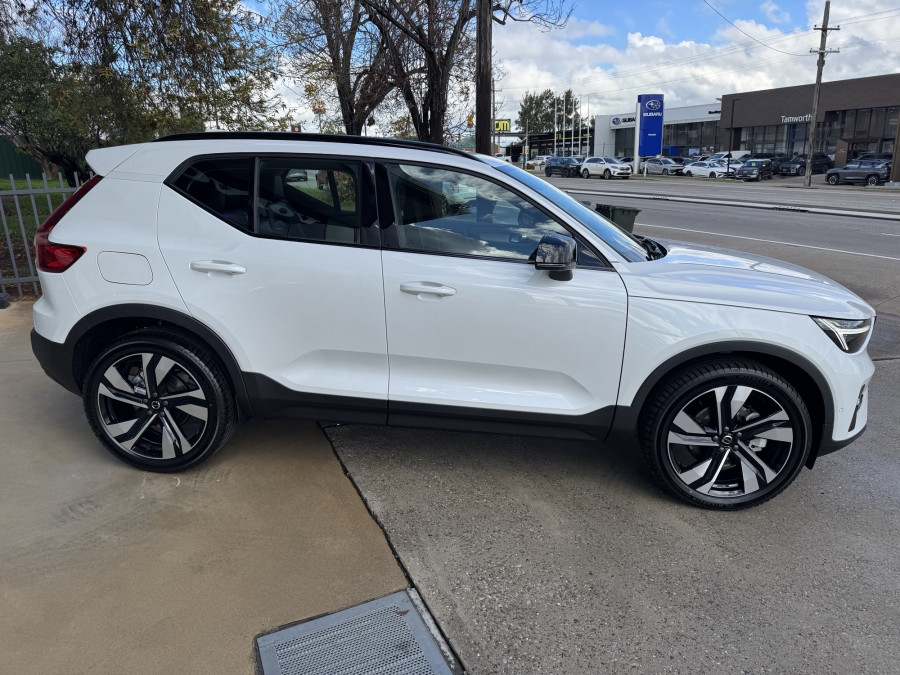 2026 Volvo XC40 XZ Ultra B4 Dark SUV Image 4