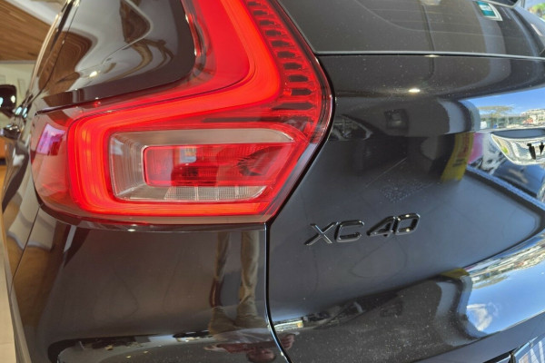 2024 MYon Volvo XC40 XZ Black Edition SUV Image 4