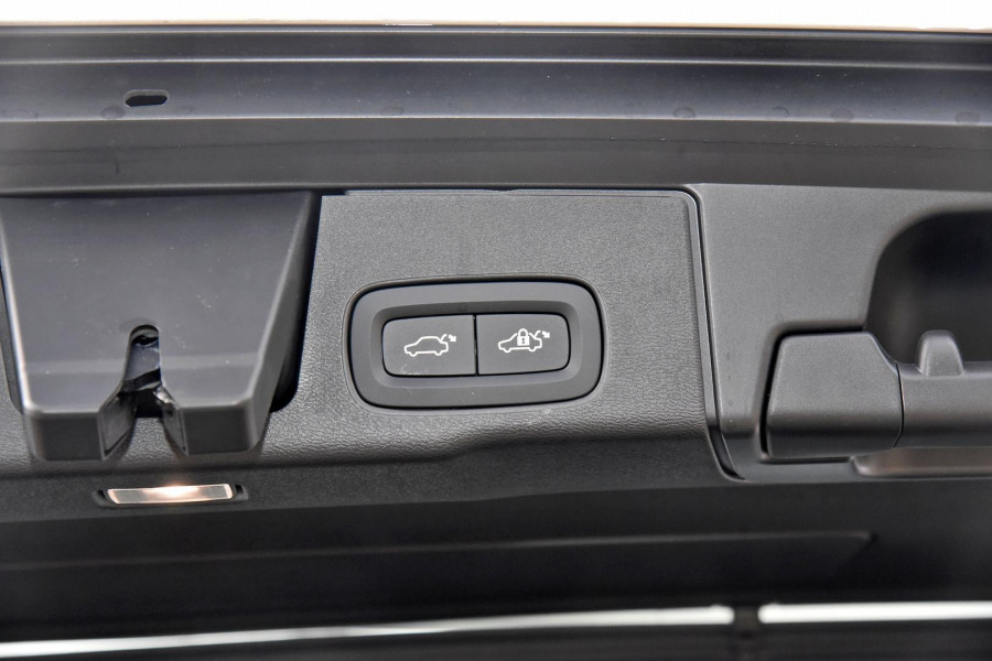 2023 Volvo XC60  Ultimate B6 Dark SUV Image 25