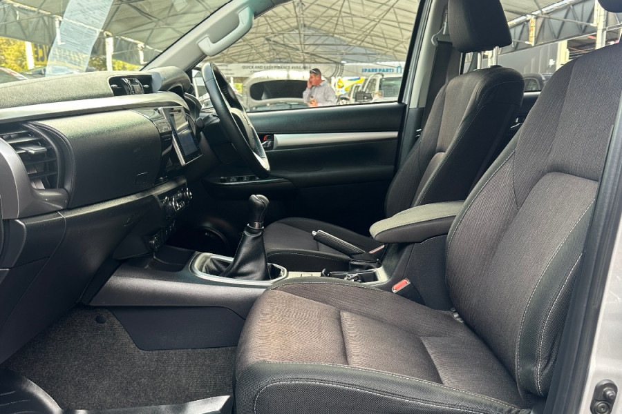 2017 Toyota HiLux  SR5 Extra Cab Pick Up Image 9