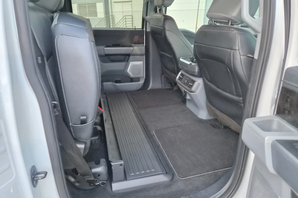 2023 Ford F-150  Lariat Dual Cab Image 12