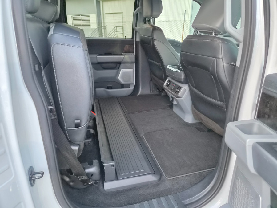 2023 Ford F-150  Lariat Dual Cab Image 12
