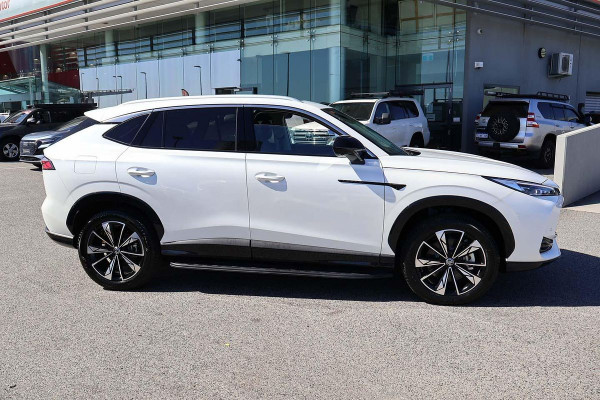 2025 MG HS AS33 Essence Hybrid SUV Image 3