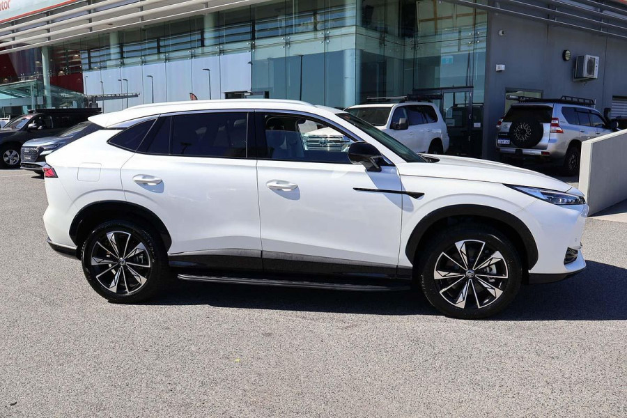 2025 MG HS AS33 Essence Hybrid SUV Image 3