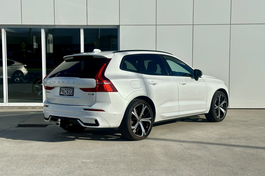 2022 Volvo XC60 B6 AWD R-Design SUV Image 8