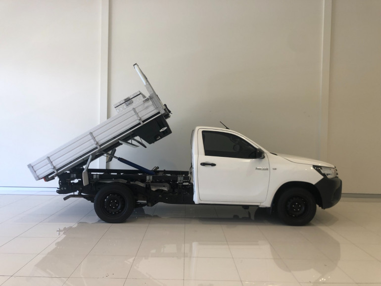 2016 Toyota HiLux TGN121R WorkMate Cab chassis Image 7