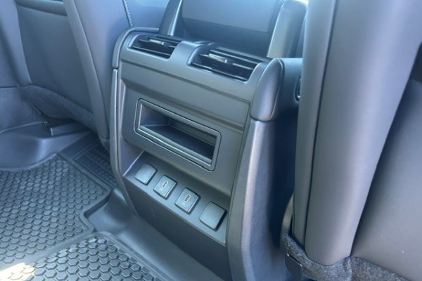 2026 Land Rover Defender L663 110 P425 X-Dynamic SE SUV Image 16