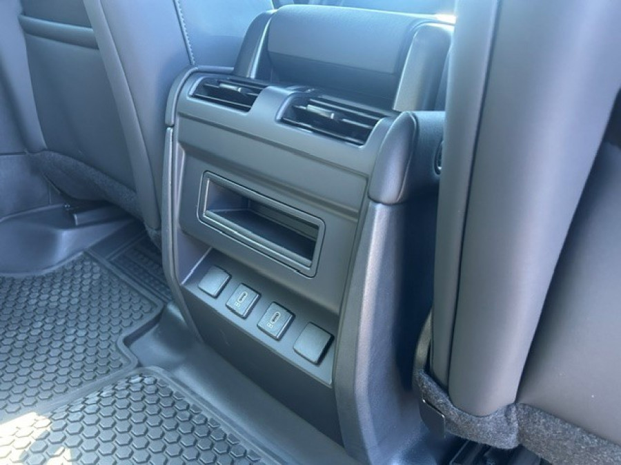 2026 Land Rover Defender L663 110 P425 X-Dynamic SE SUV Image 16