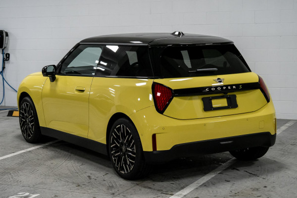2026 MINI Cooper J01 SE Favoured Hatch image 2