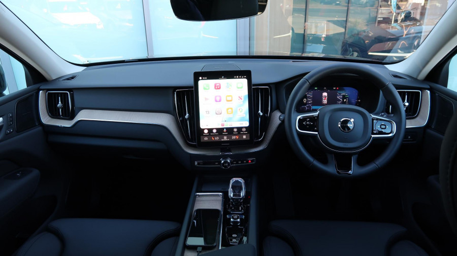 2025 Volvo XC60 UZ Plus T8 Plug-in Hybrid Dark SUV Image 5