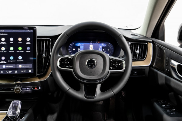 2026 Volvo XC60 UZ B5 Ultra Dark 2.0P, Mild Hybrid SUV Image 17