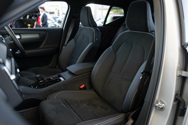 2024 MY25 Volvo XC40 XZ Ultra B4 Dark SUV Image 4