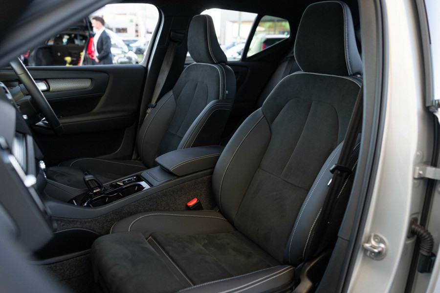 2024 MY25 Volvo XC40 XZ Ultra B4 Dark SUV Image 4