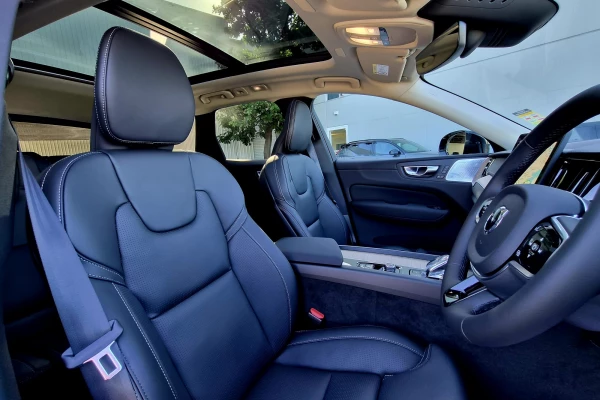 2026 Volvo XC60 UZ Ultra T8 Plug-in Hybrid Dark SUV Image 16
