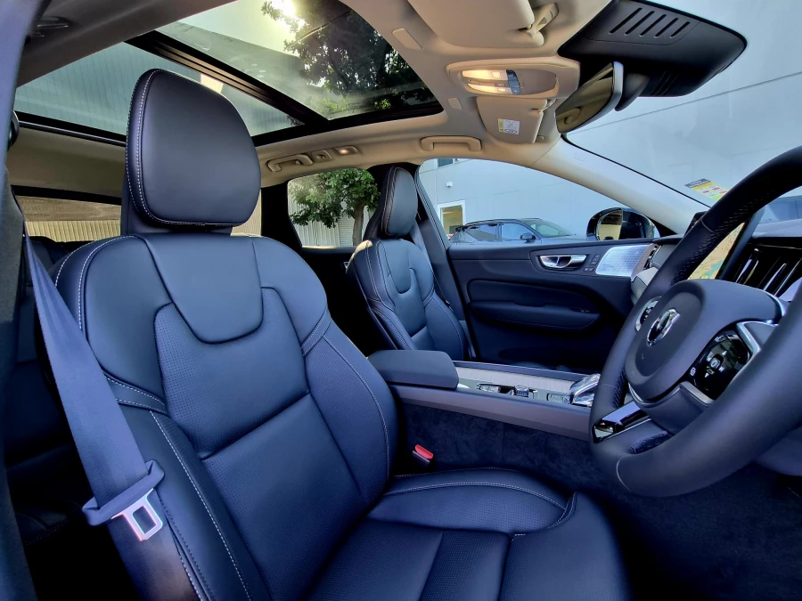 2026 Volvo XC60 UZ Ultra T8 Plug-in Hybrid Dark SUV Image 16