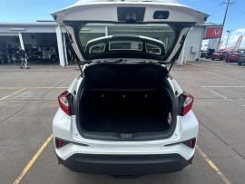 2018 Toyota C-HR NGX10R  SUV image 5
