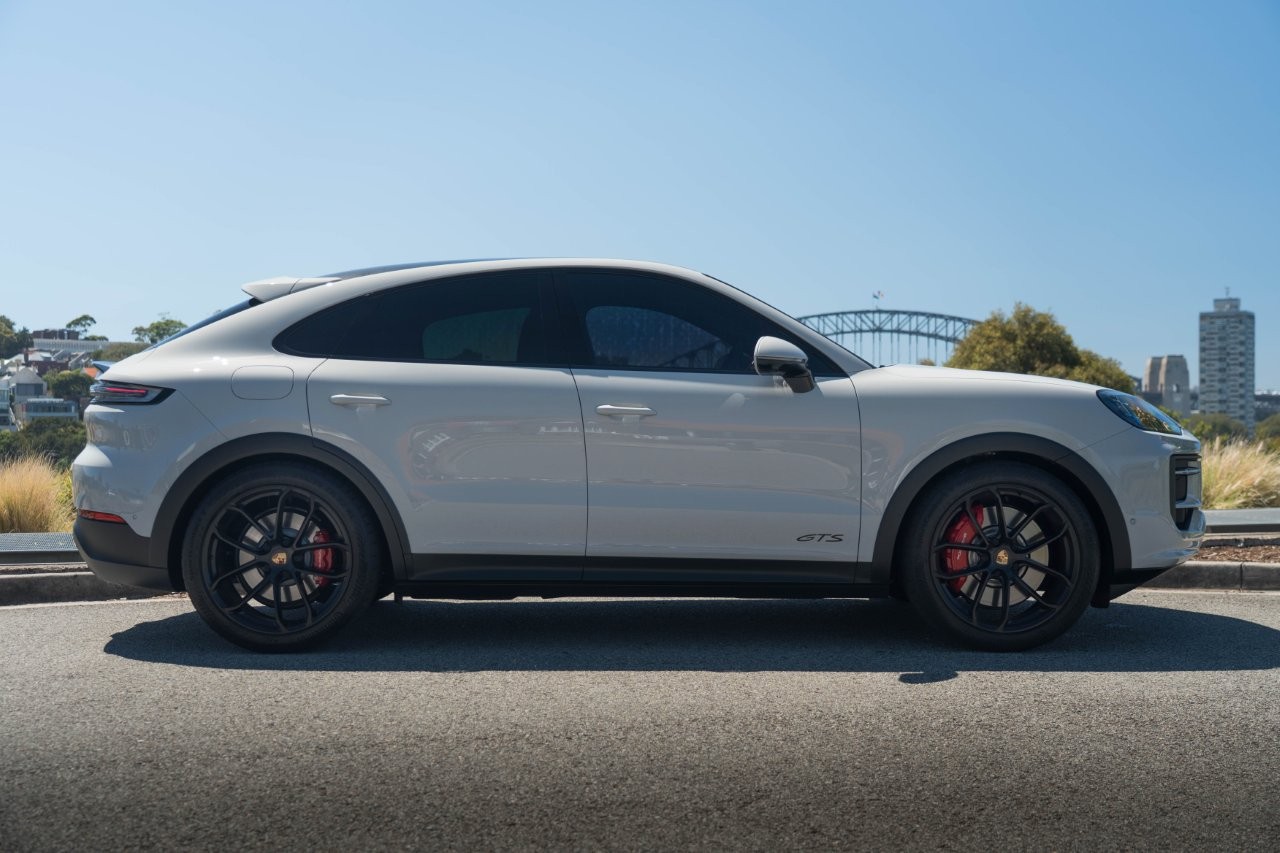 2024 Porsche Cayenne GTS Coupe Image 3