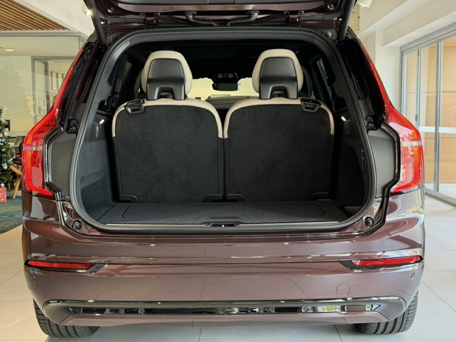 2026 Volvo XC90 L Series Ultra T8 Plug-in Hybrid Dark SUV Image 13