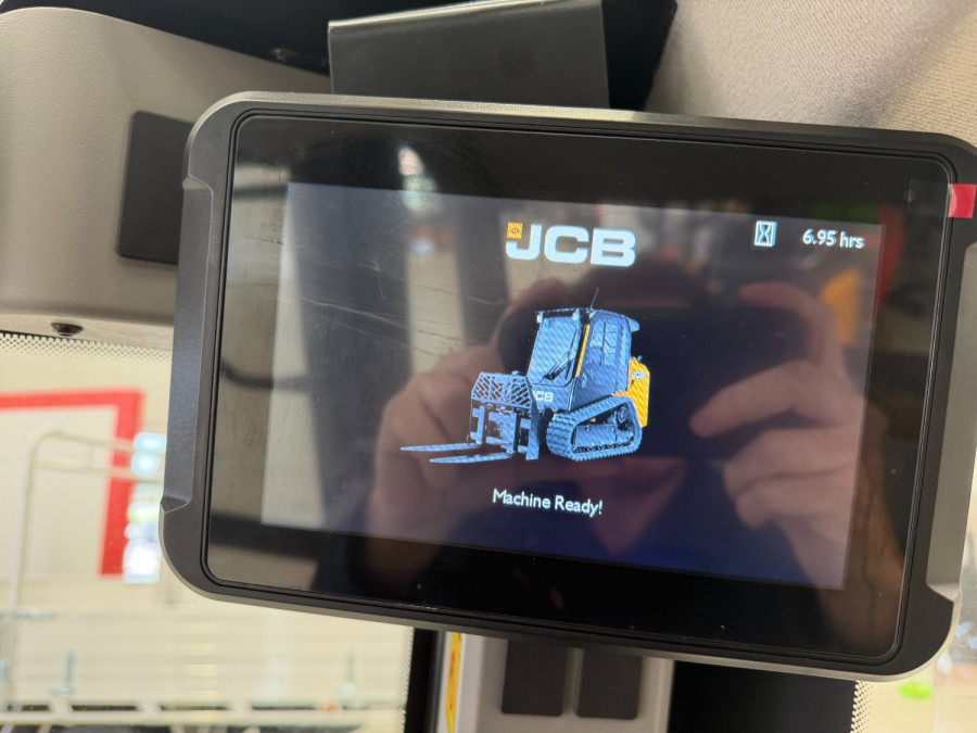 2025 JCB 300THF CAB T3 WITH 320 CW Tracked Skidsteer Loader Image 8