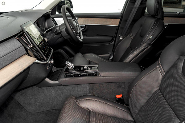 2026 Volvo XC90 L Series Ultra B5 Dark SUV Image 3