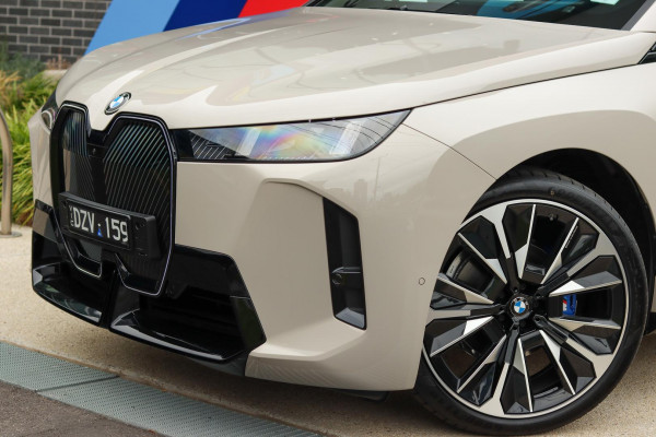 2025 BMW iX I20 xDrive45 M Sport SUV image 3