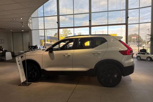 2025 Volvo XC40 XZ Black Edition SUV Image 5