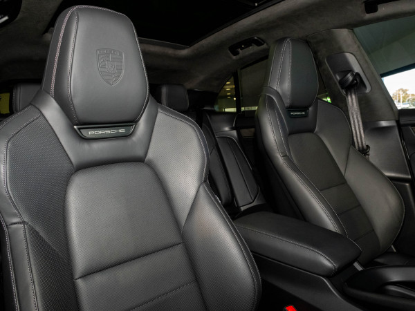 2025 Porsche Macan SUV image 19