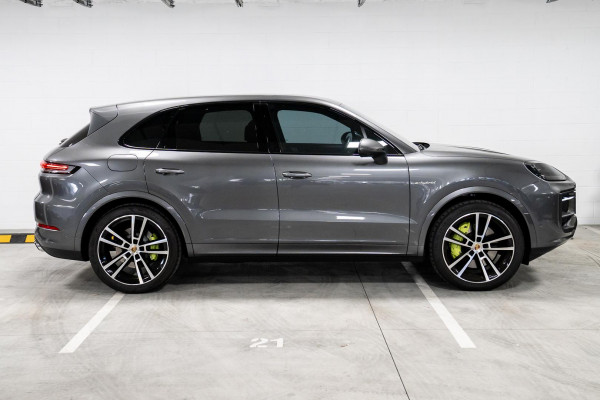 2024 Porsche Cayenne 9YB E-Hybrid SUV image 3