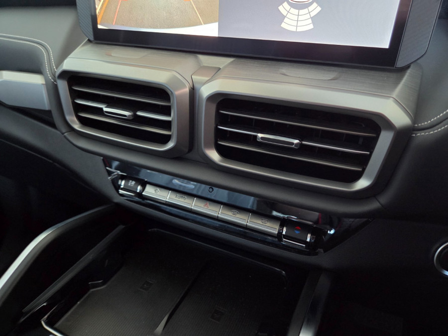 2026 MY25 LDV D90 Executive Wagon Image 17