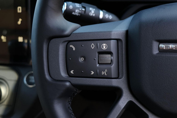 2026 Land Rover Defender L663 110 P425 X-Dynamic SE SUV image 11