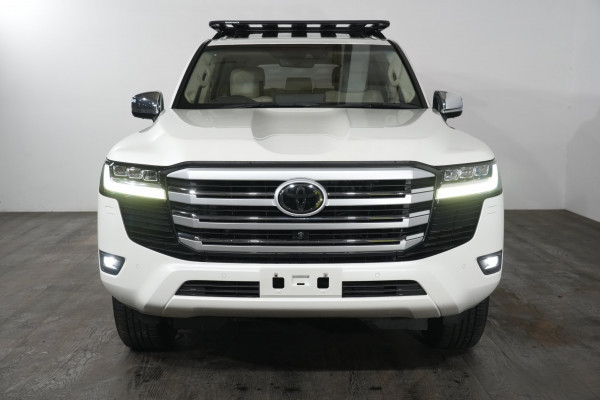 2023 Toyota LandCruiser Sahara SUV Image 4
