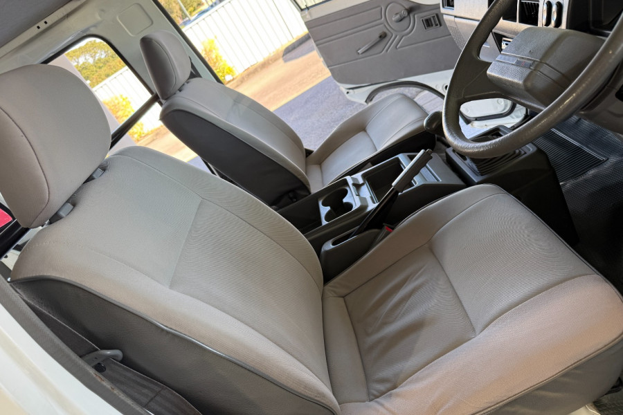 2008 Mitsubishi Express Van Image 16