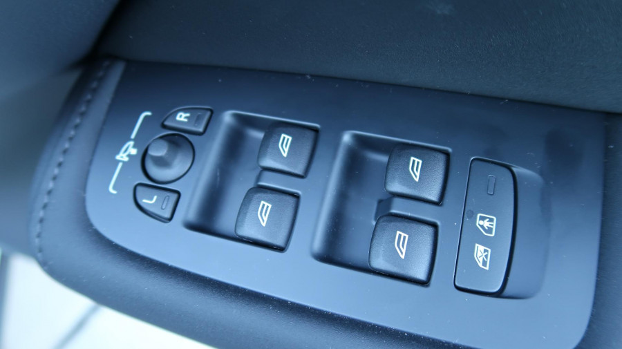 2025 MY26 Volvo XC60 UZ Plus T8 Plug-in Hybrid Dark SUV Image 19