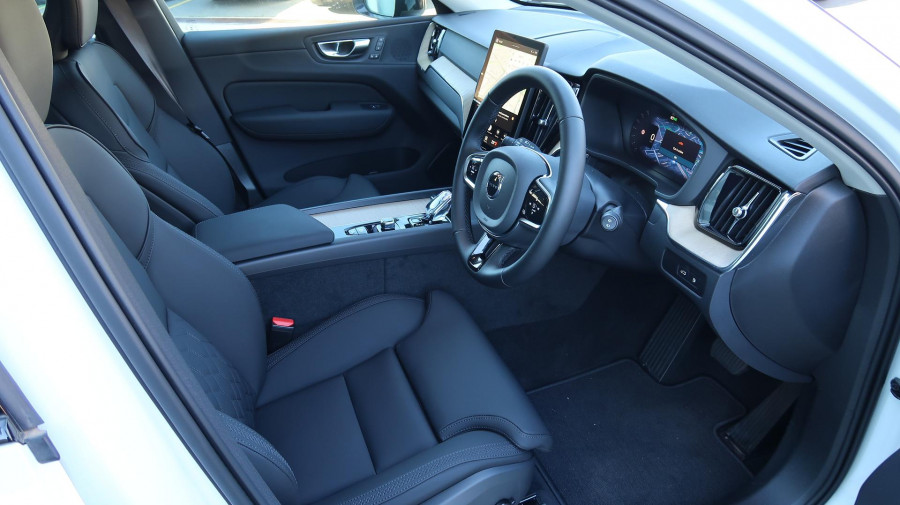 2025 MY26 Volvo XC60 UZ Plus T8 Plug-in Hybrid Dark SUV Image 16